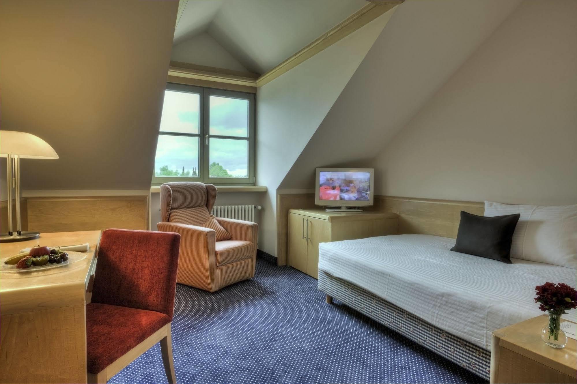 Hotel Zur Post Aschheim Exteriör bild