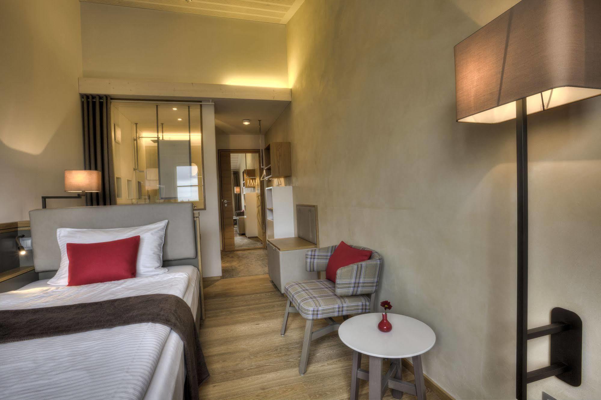 Hotel Zur Post Aschheim Exteriör bild